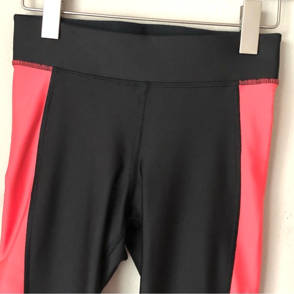 CLOSEOUT \Under Armour\• Compression Crop Leggings - Picture 3 of 16